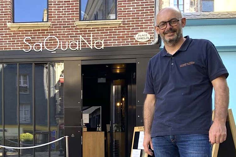 Alexandre Bourdas all'ingresso del suo SaQuaNa - In Normandia il ristorante bistellato che si converte ai piccoli prezzi