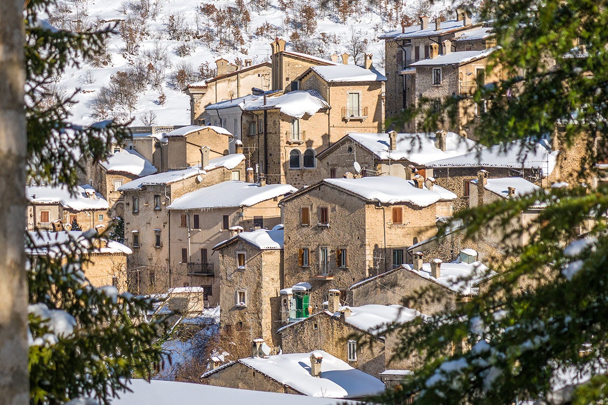 Scanno sotto la neve L’Abruzzo più wild tra montagne, mare e prodotti tipici
