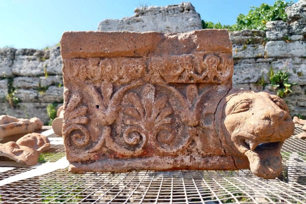 Uno degli ultimi ritrovamenti nel tempietto di Paestum Ex voto statue e altari: nuove scoperte nel tempietto di Paestum