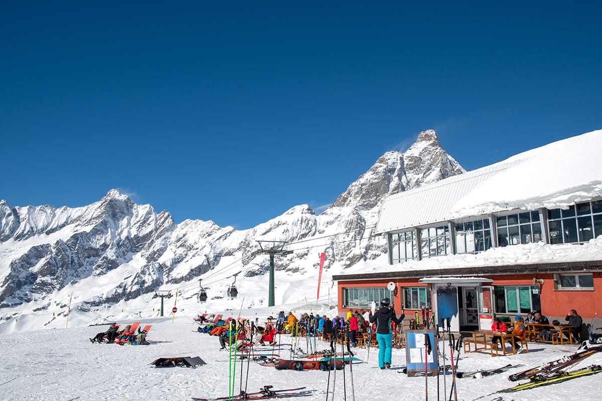 Torna lo sci, ma manca il pienone Omicron mette in ginocchio il turismo: Natale discreto, ma i guai iniziano dal 10 gennaio