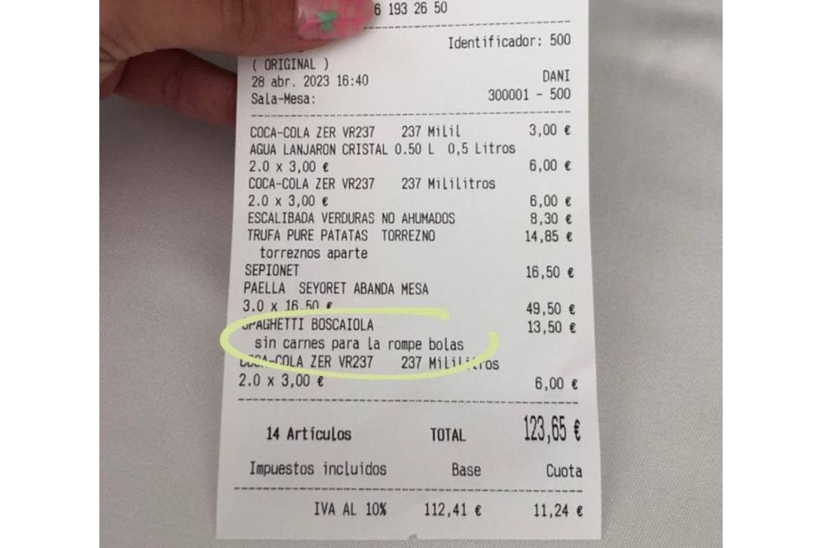 Lo scontrino con l'insulto alla cliente vegetariana Insulto nello scontrino a cliente vegetariana: il “caso” in un ristorante di Valencia