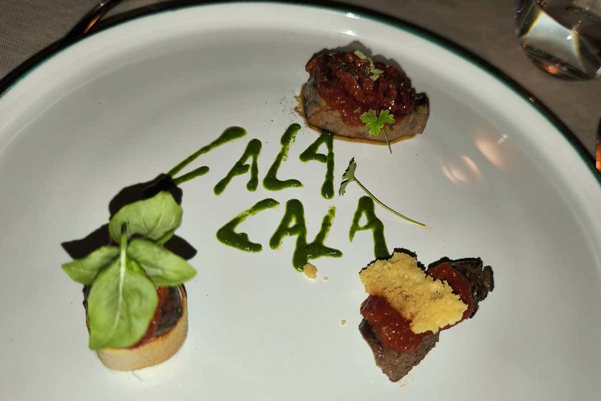 A Ischia c’è un luogo dove puoi cenare sospeso sul mare e dormire in un ex convento A Ischia c’è un luogo dove puoi cenare sospeso sul mare e dormire in un ex convento