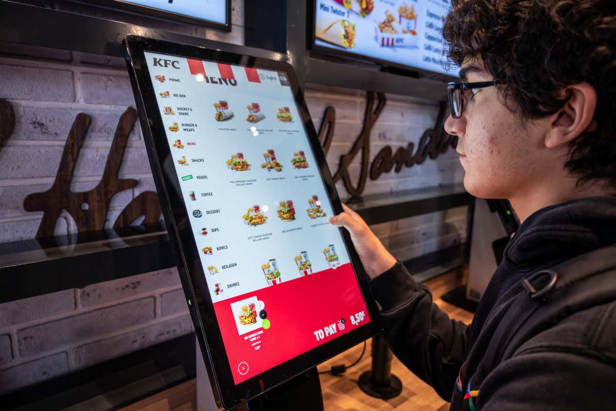 Kfc cambia pelle: il colonnello punta su esperienza e giovani. E in Italia corre verso i 185 ristoranti Kfc cambia pelle: il colonnello punta su esperienza e giovani. E in Italia corre verso i 185 ristoranti