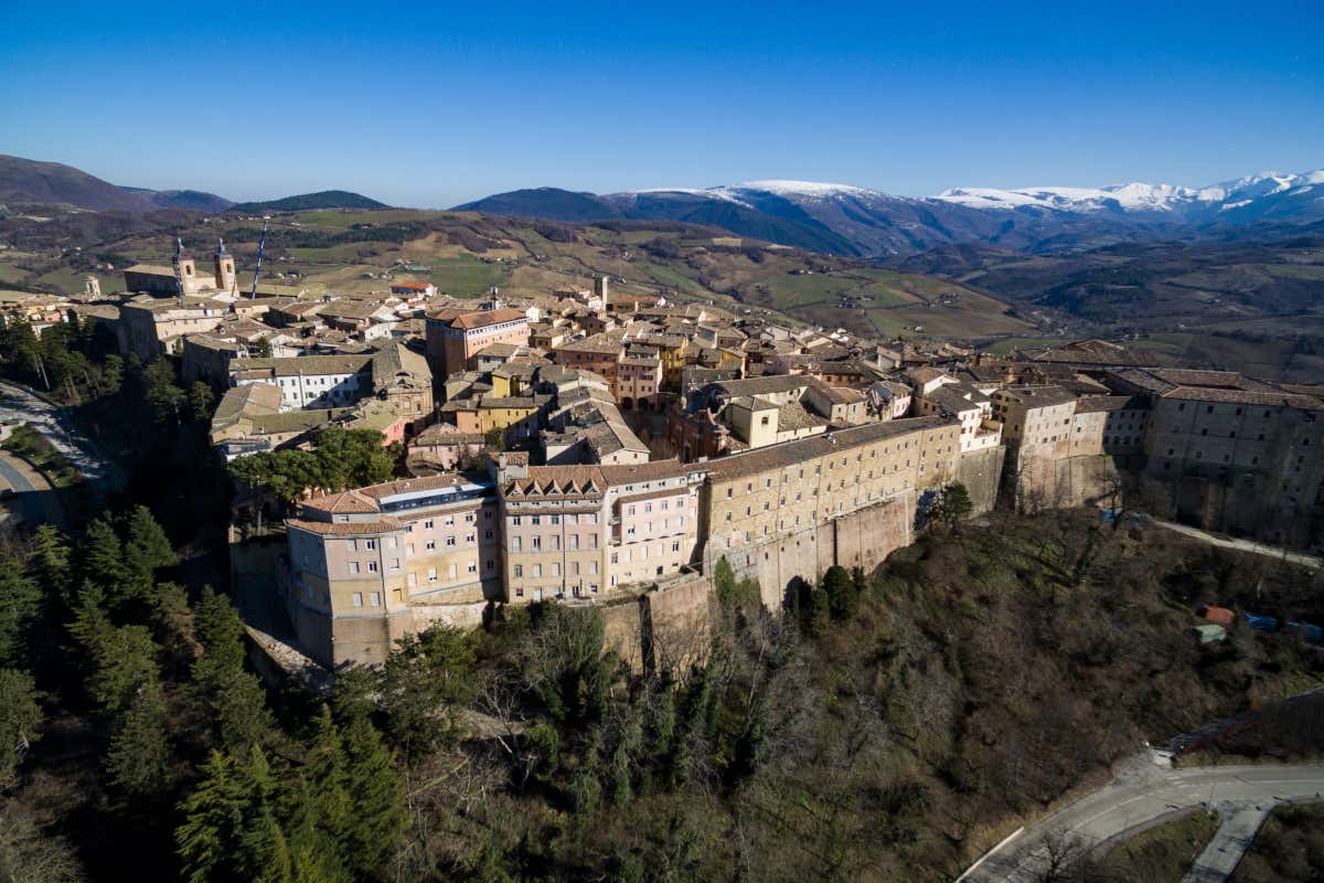 Borghi e miele a Macerata: sei tappe per scoprire l'apicoltura marchigiana Borghi e miele a Macerata: sei tappe per scoprire l'apicoltura marchigiana