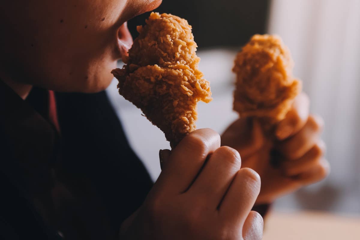 Allarme fast food: cibo spazzatura ogni settimana per quasi un giovane su tre