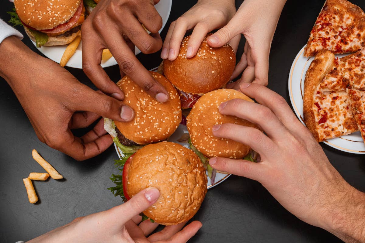 Allarme fast food: cibo spazzatura ogni settimana per quasi un giovane su tre