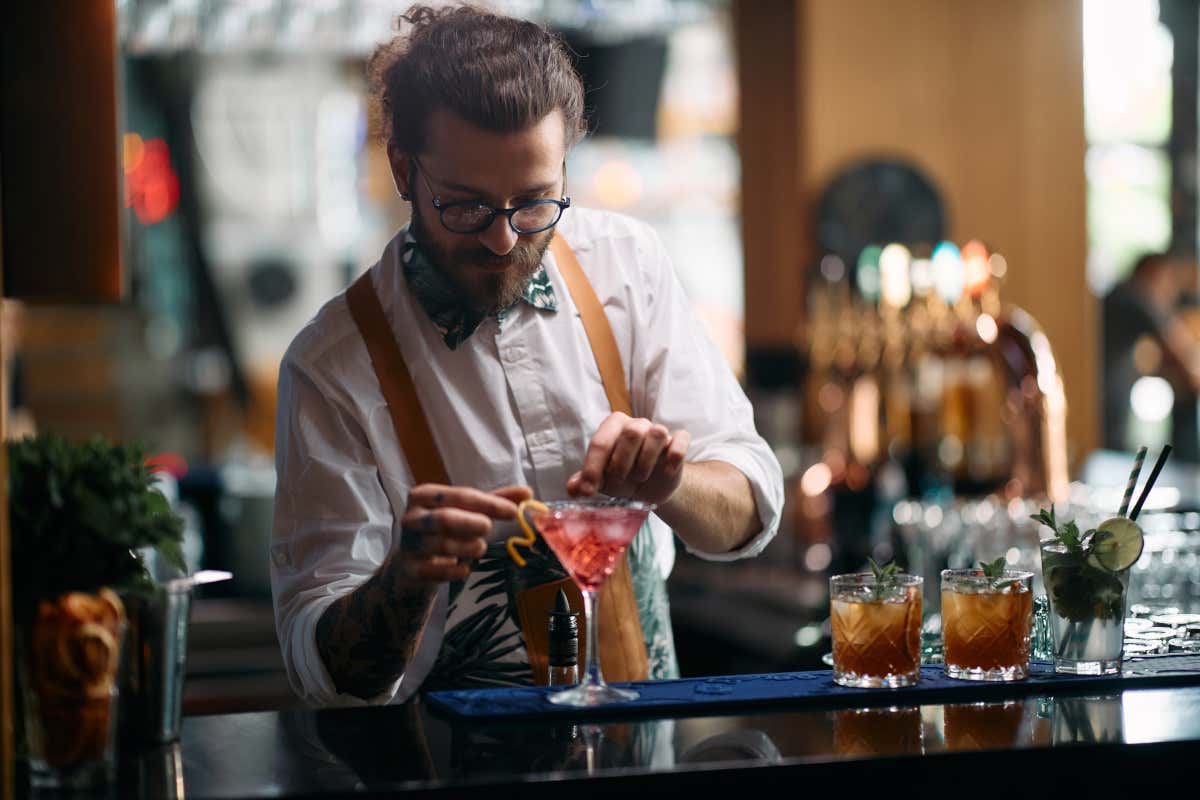 Non basta più saper shakerare: i barman guidano la nuova ospitalità italiana Non basta più saper shakerare: i barman guidano la nuova ospitalità italiana