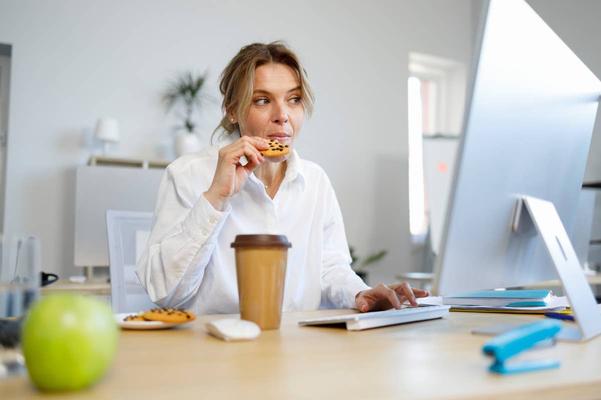 Merenda in ufficio: il 93% degli italiani non rinuncia allo spuntino