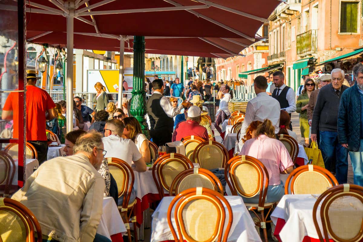 Ferragosto 2025, l'Italia divisa: tra chi può permettersi la vacanza e chi resta a casa