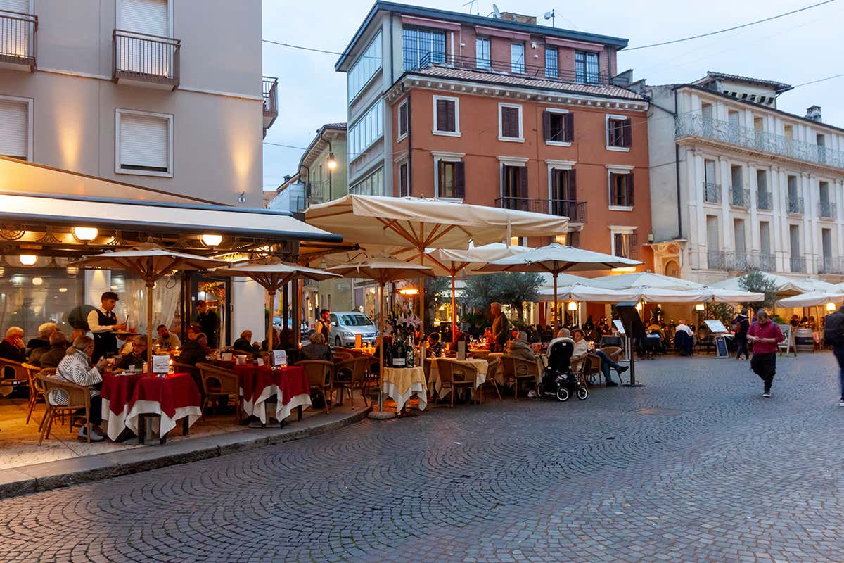 Italia che cambia: meno negozi e bar, più ristoranti e micro-alloggi