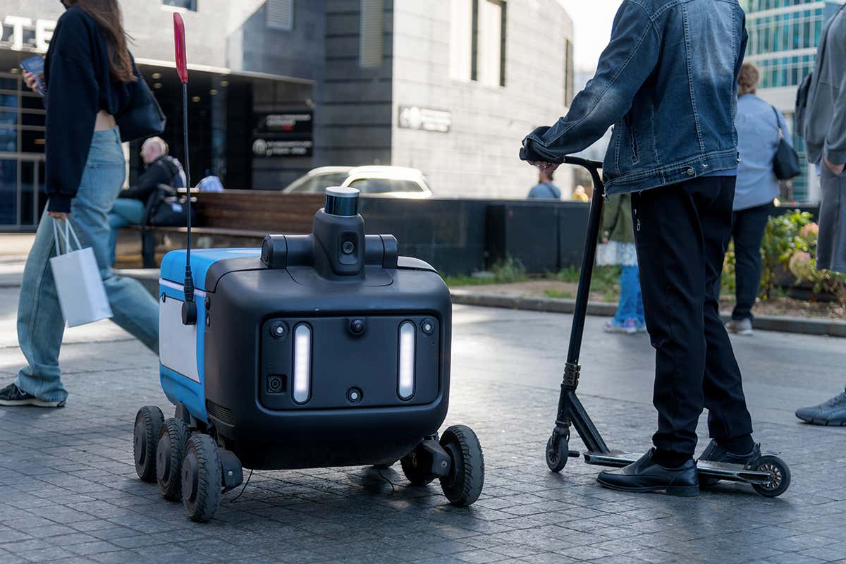 Quando la pizza arriva in drone: il futuro del delivery è già qui Quando la pizza arriva in drone: il futuro del delivery è già qui