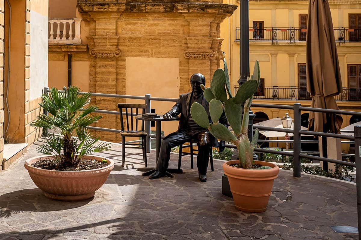 [[Capitale della cultura... a tavola]]: la statua di Camilleri e la pasta coi broccoli marinisi