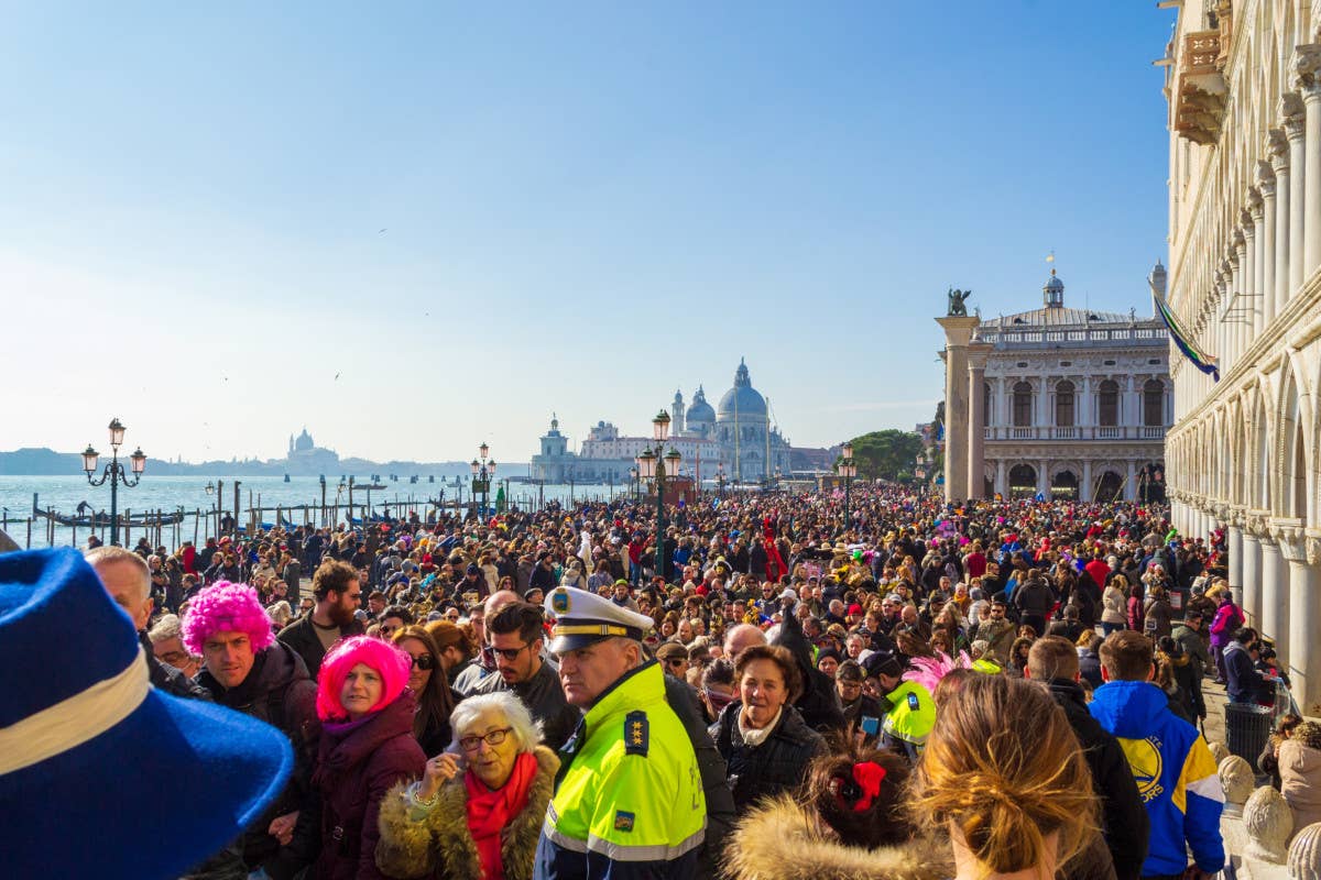 Venezia invasa dai turisti per Carnevale, ma non c'è il ticket d'ingresso