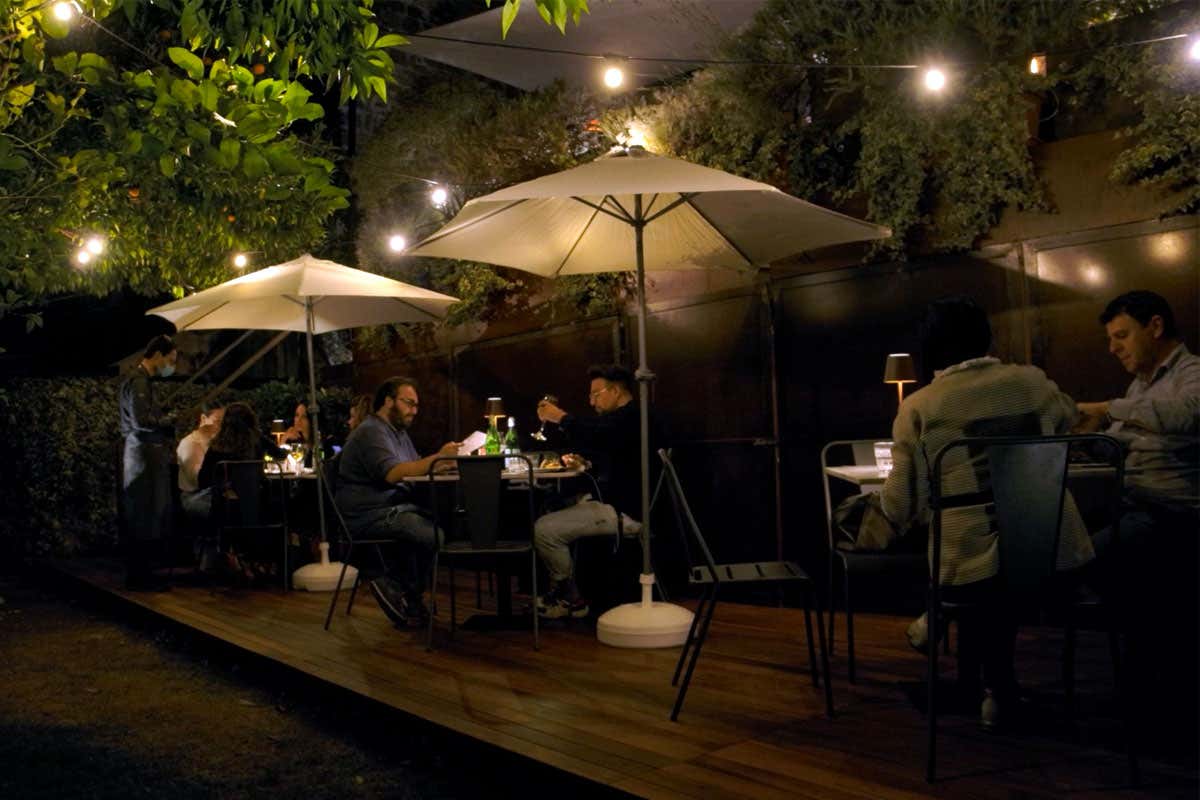 Lo spazio esterno della pizzeria Pepe in Grani Pepe in Grani, rigore e rispetto alzano gli standard della pizzeria