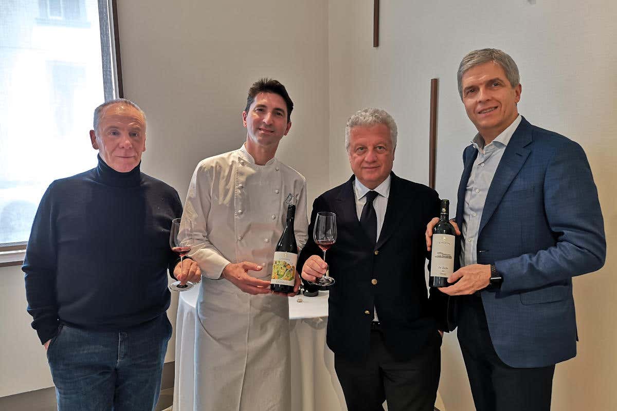 Da sinistra Andrea Salvetti, Fabio Pisani, Ruggero Brunori e Andrea Carpi Groppello, il vino che non rispetti e che Sincette sa fare invecchiare alla grande