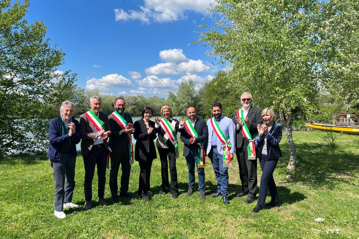 Da sinistra a destra, il Presidente di Tiberland Alberto Acciari, il sindaco di Formello Gianfilippo Santi, il sindaco di Rignano Vincenzo Marcorelli, l’assessore Angela Esposito in rappresentanza del sindaco di Magliano Romano Francesco Mancini, il sindaco di Sacrofano Patrizia Nicolini, il sindaco di Fiano Davide Santonastaso, il sindaco di Morlupo Ettore Iacomussi, il sindaco di Capena Roberto Barbetti, la destination manager di Tiberland Cristina Selloni 