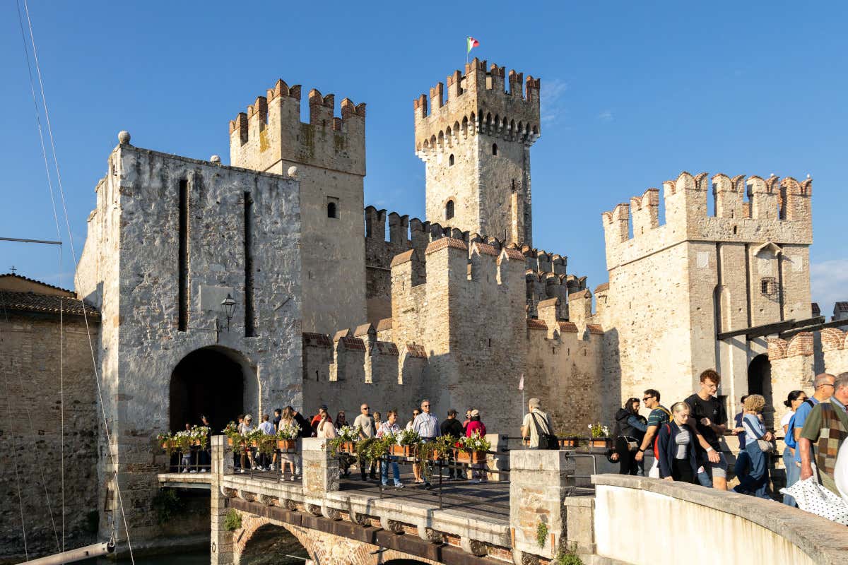 Garda, dopo Pasqua restano i problemi: troppi turisti e poche soluzioni