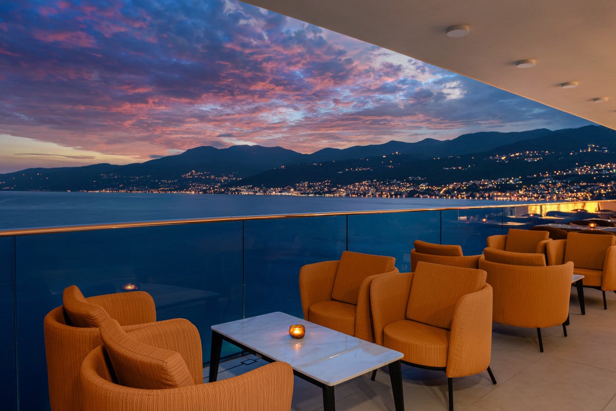 Vista sul mare dal Nebo Restaurant Hilton: otto terrazze bar tra Italia ed Europa per frizzanti serate di fine estate