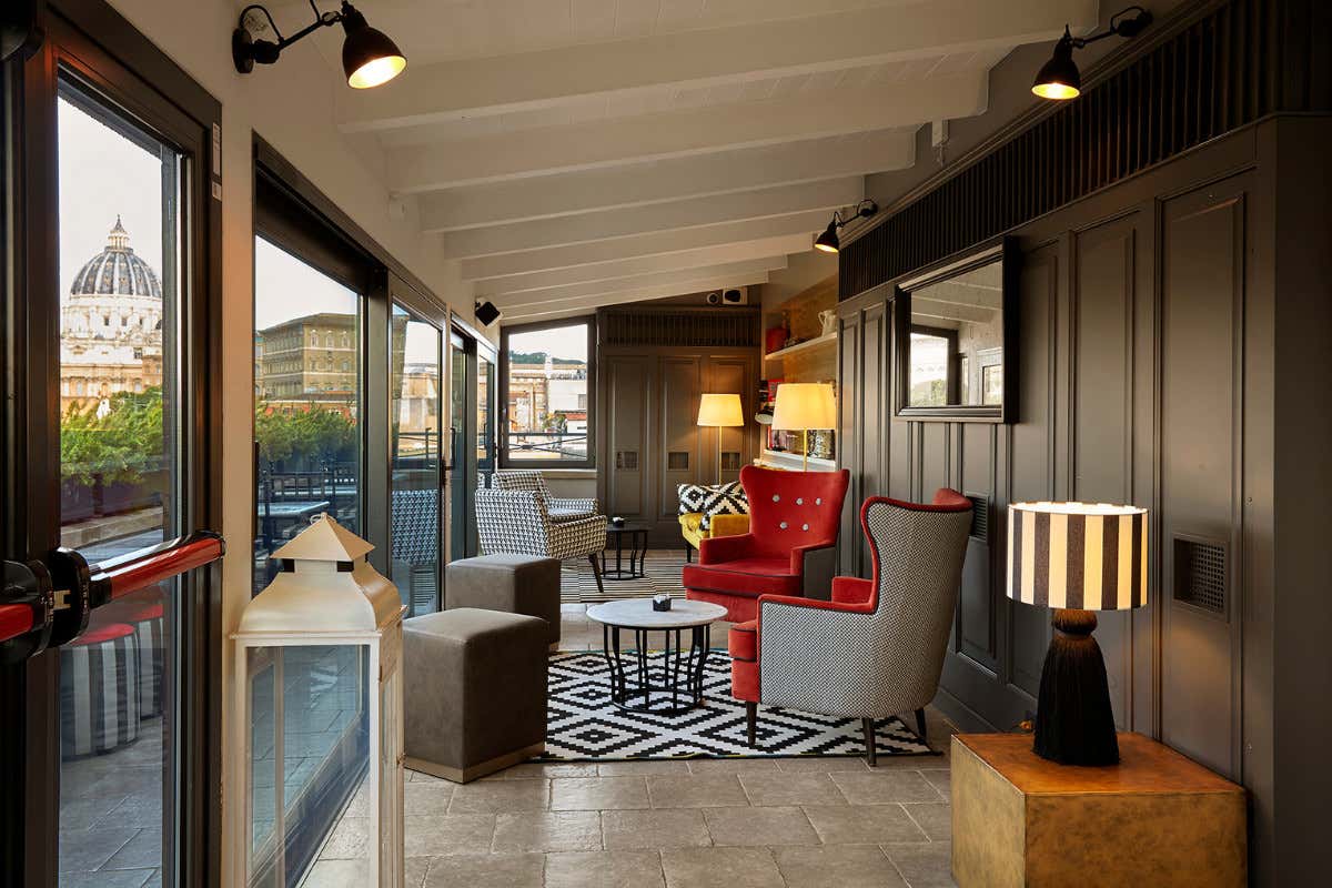 Carosello: la nuova terrazza di Roma che riporta in vita il glamour anni '60 Carosello: la nuova terrazza di Roma che riporta in vita il glamour anni '60