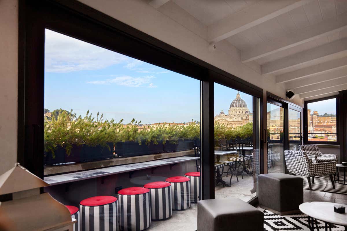Carosello: la nuova terrazza di Roma che riporta in vita il glamour anni '60 Carosello: la nuova terrazza di Roma che riporta in vita il glamour anni '60