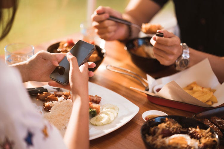 Consultare lo smartphone mentre si mangia è pericoloso - Via smartphone e tv dalla tavola I medici: mangiare distratti fa male
