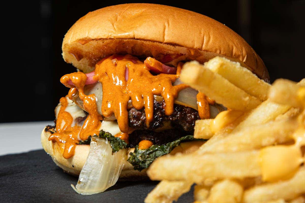 Uno smash burger del Chiosco Mancho Chiosco Mancho: al Flaminio di Roma la cucina