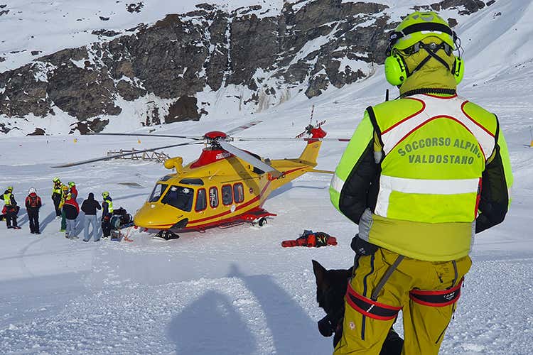 Soccorso Alpino ValdostanoLa mascherina che arriva dall'alto