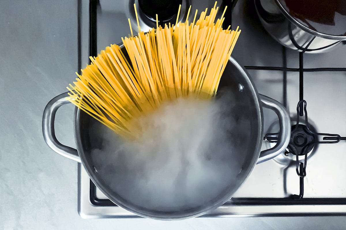 Cuocere la pasta a fuoco spento? Lo fa anche il Nobel Parisi