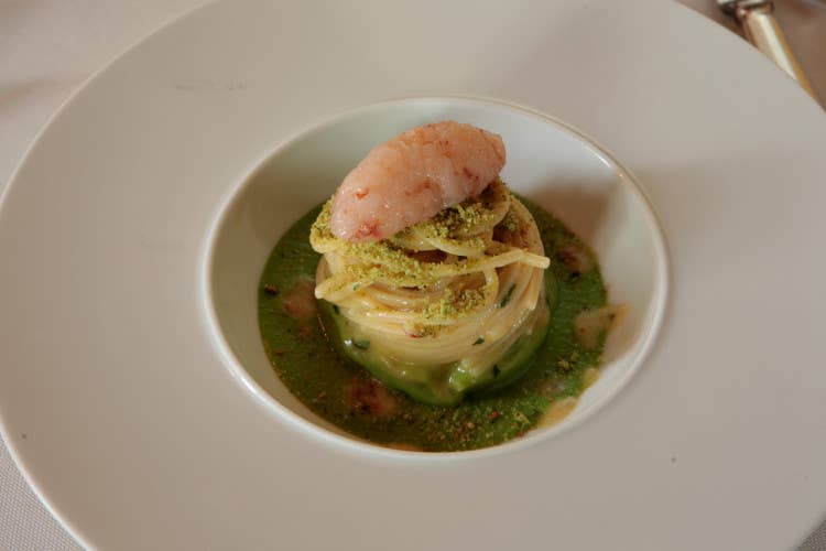 Spaghettone aglio, olio, peperoncino e tartare di gamberi La magia del passato al Ristorante San Michele di Fagagna