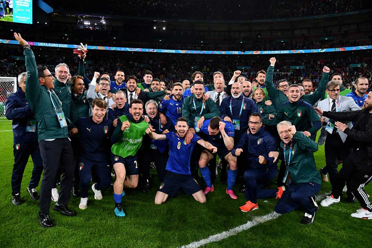 I festeggiamenti degli Azzurri di calcio dopo la vittoria contro la Spagna (Fonte: Facebook) Italia-Spagna, la vittoria emoziona anche lo chef Cannavacciuolo