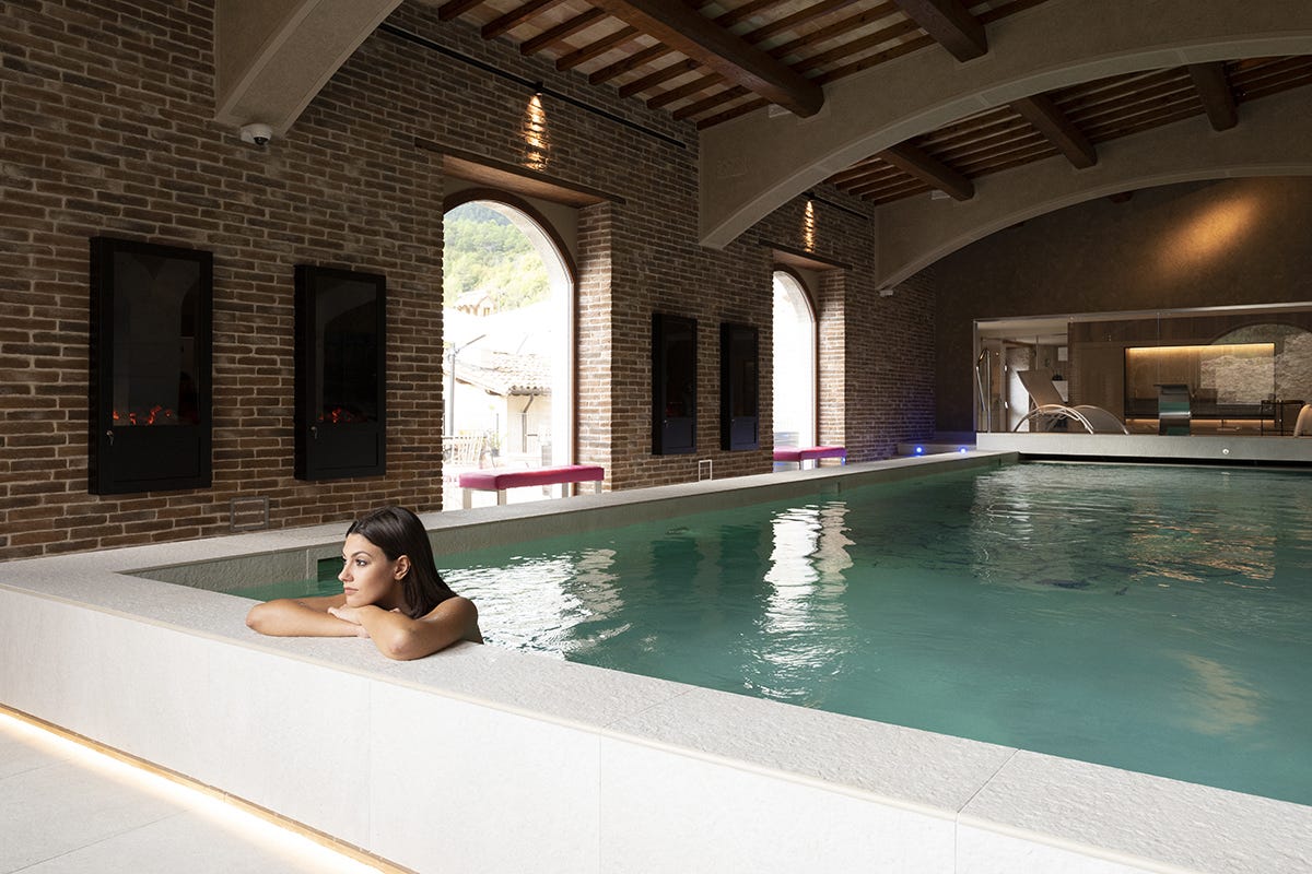 La grande piscina con acqua riscaldata  Torre del Nera a Scheggino, più che un albergo, un piccolo borgo umbro