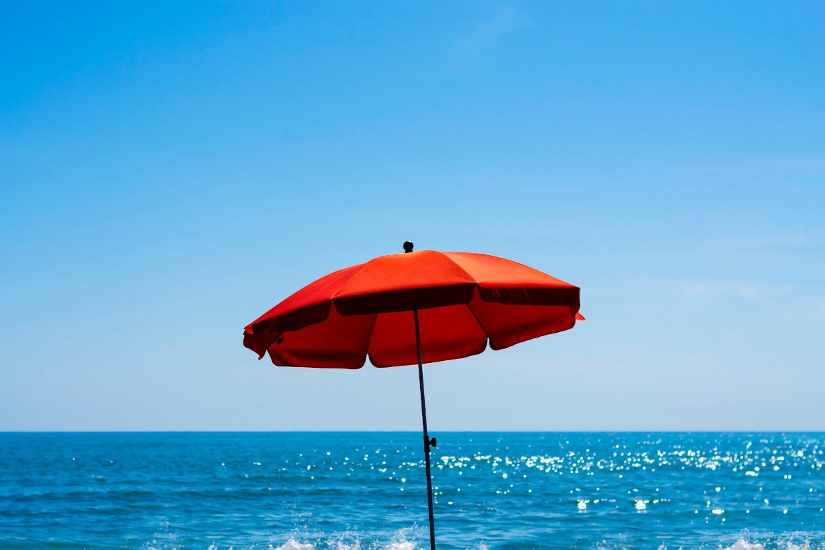 L'ombrellone lasciato in spiaggia può costare caro: si rischia persino  l'arresto - Italia a Tavola