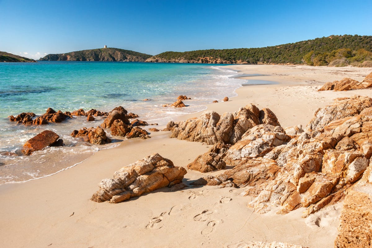 Le cinque spiagge da visitare se viaggi in Sardegna quest'estate