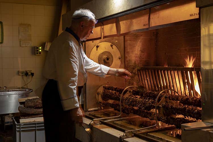 Claudio Ballardin alle prese con il tradizionale spiedo - Lo spiedo di Claudio Ballardin 50 anni di esperienza e passione