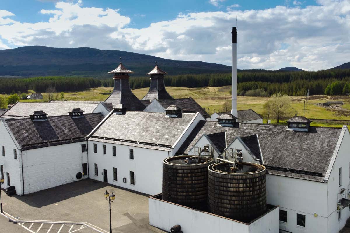 SpiriTurismo: l’Italia dorme, la Scozia incassa. Svegliamoci o la grappa resta un souvenir polveroso SpiriTurismo: l’Italia dorme, la Scozia incassa. Svegliamoci o la grappa resta un souvenir polveroso