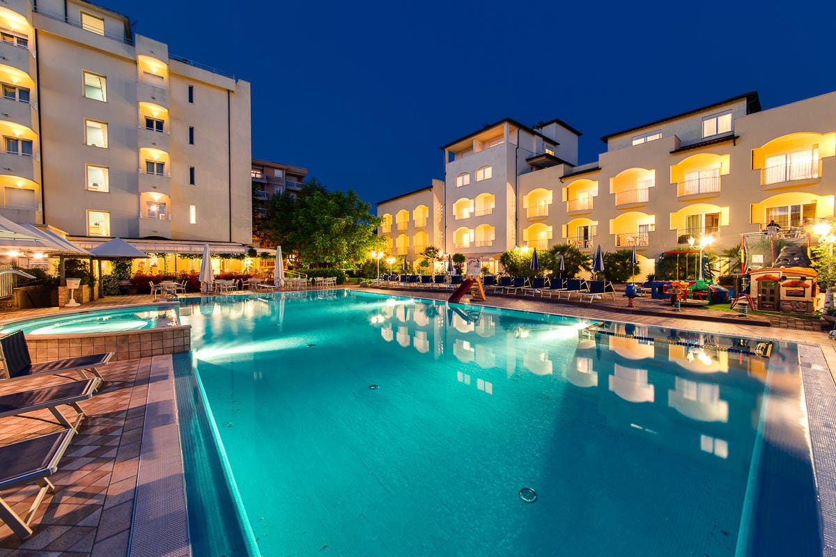 La piscina dell'Hotel Sport Ricci Hotels: sulla riviera romagnola cinque strutture per vacanze per ogni gusto