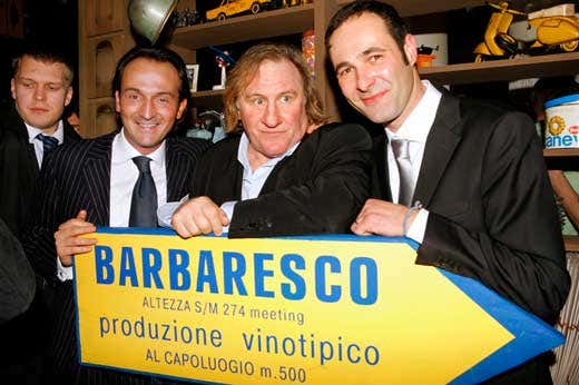 Lo staff dell'Enoteca Regionale del Barbaresco con Gerard Depardieu