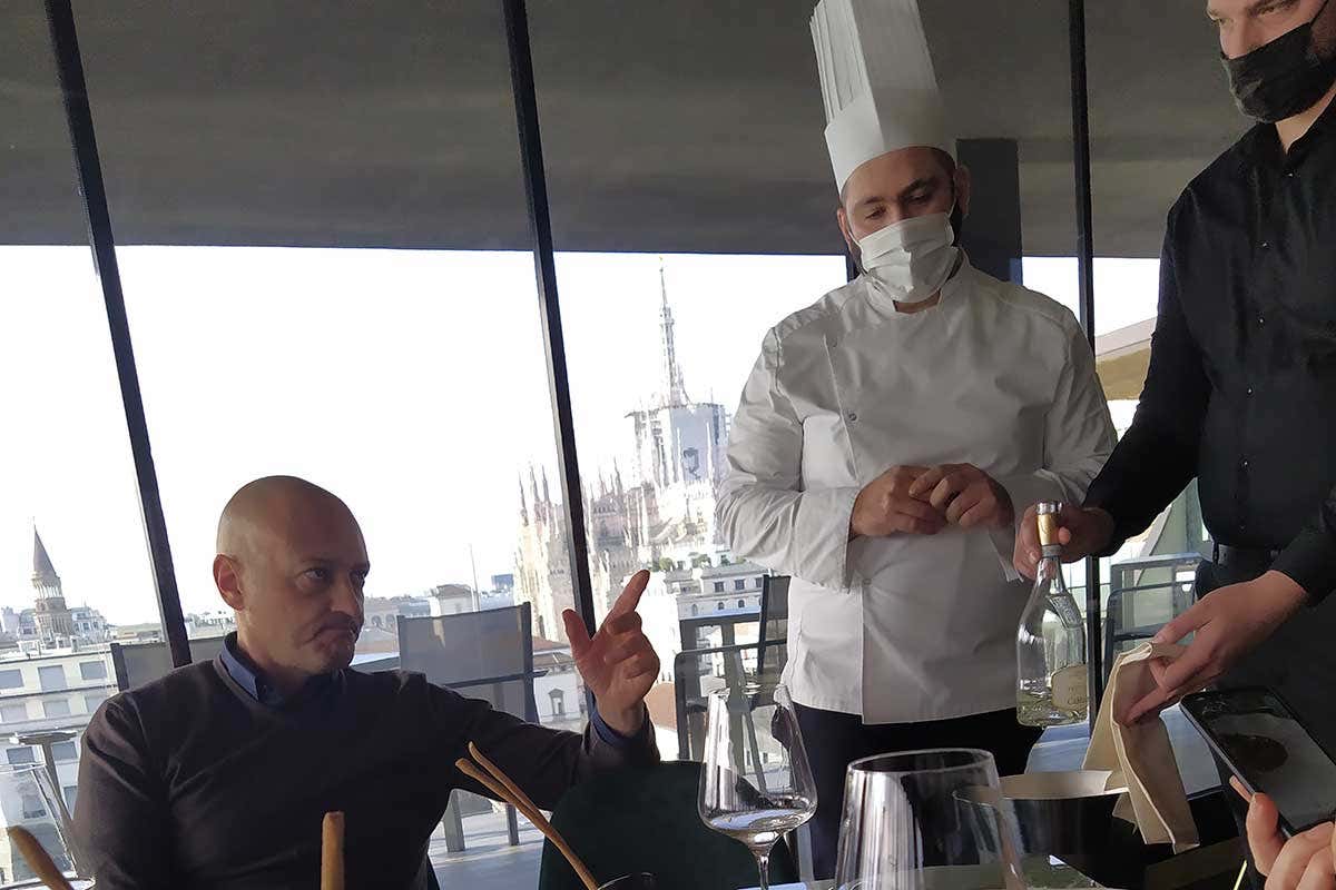 A sinistra, Domenico Del Savio durante un pranzo ad Alto Ristorante Alto Ristorante ha riaperto. E non mancano i nuovi progetti: un ristorante aperto 24 ore