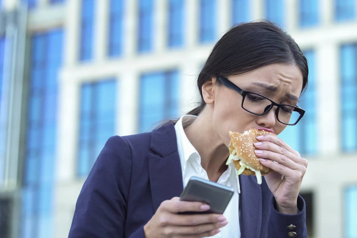 Lo stress peggiora le abitudini alimentari  Comportamenti alimentari scorretti? Per l'80% degli italiani è colpa dello stress