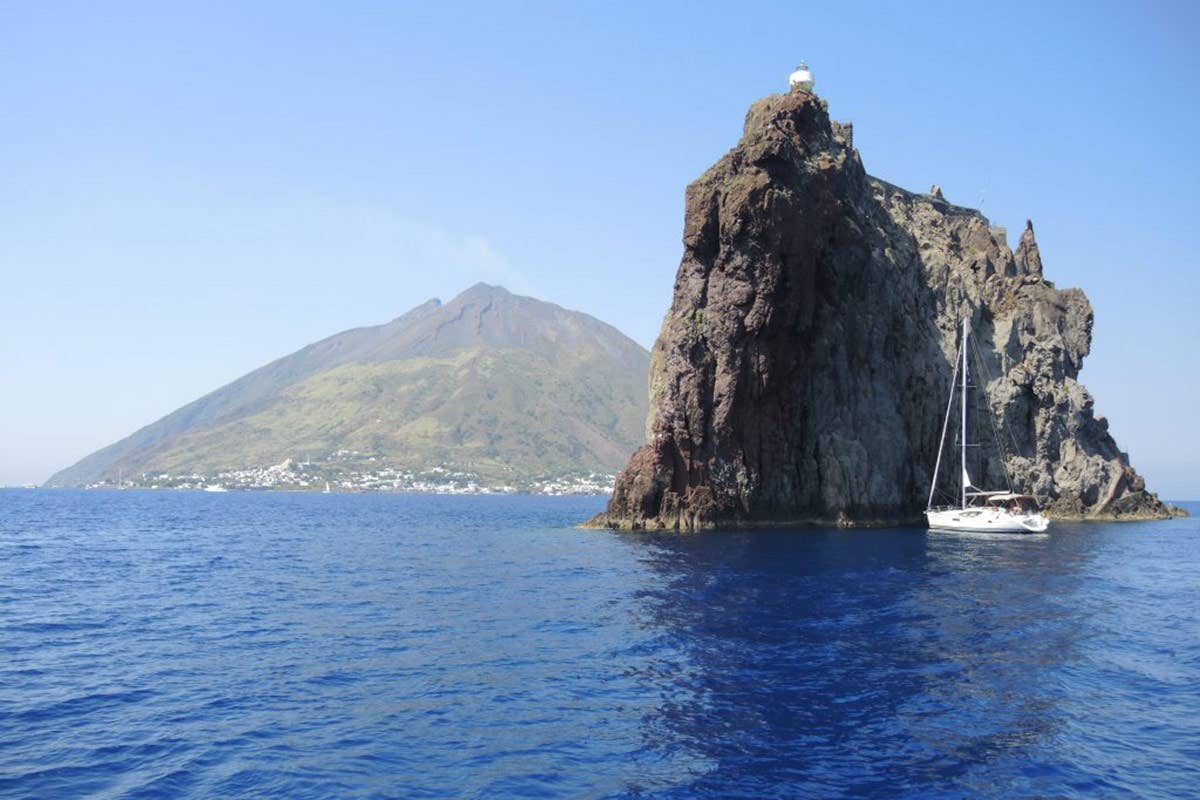 Strombolicchio Con il Caicco Pallas da Tropea alla scoperta delle Isole Eolie