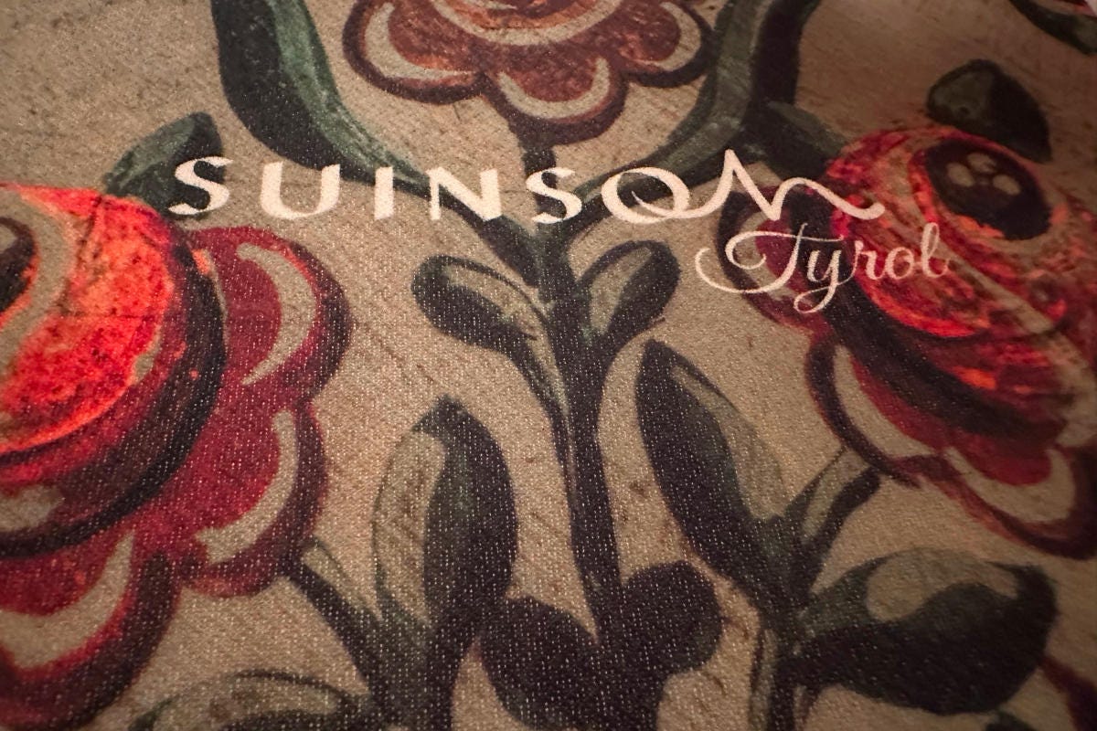 Il logo del Suinsom (*) Hotel Tyrol impossibile annoiarsi: dallo sci al gusto tutte le emozioni della Val Gardena