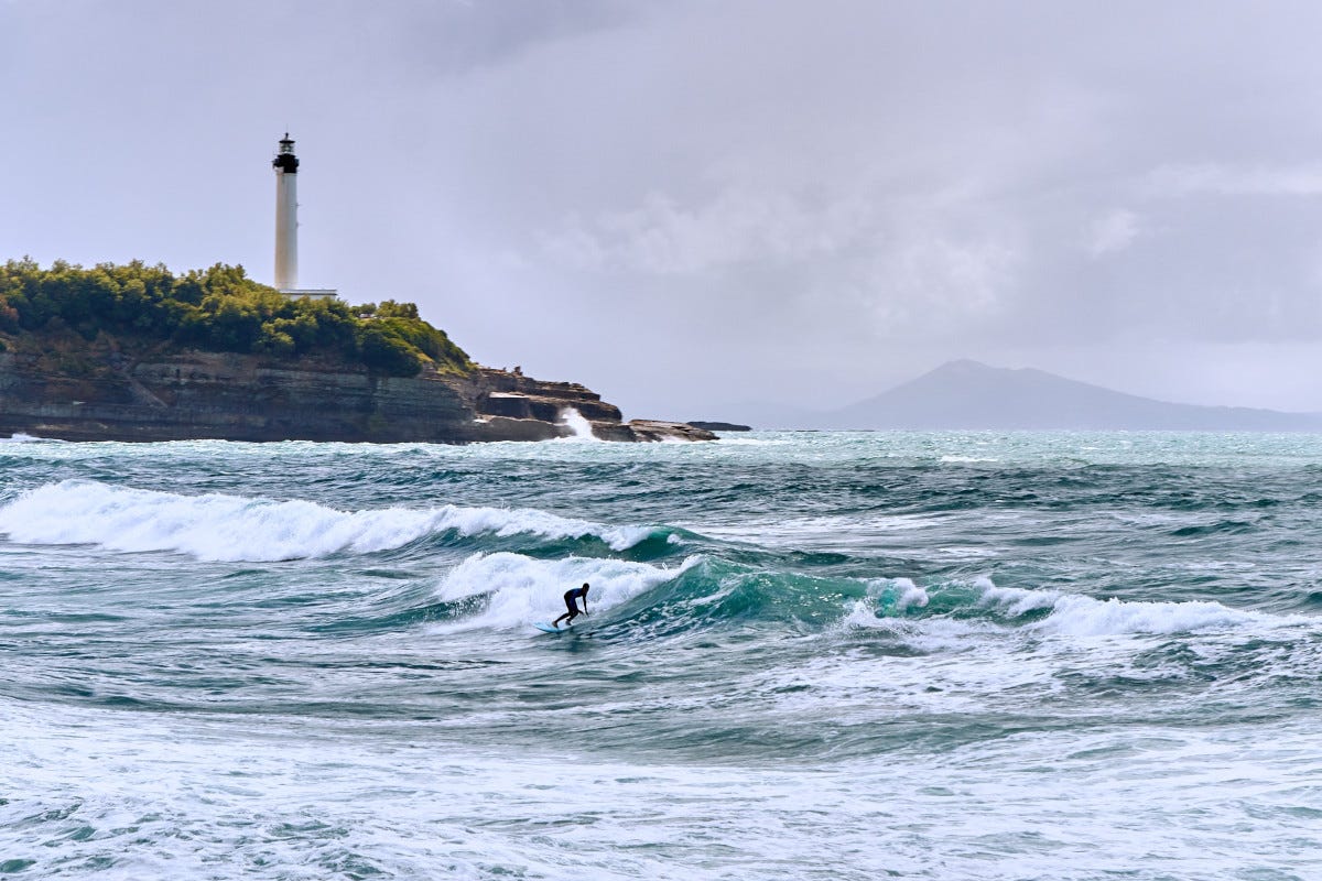 Ecco quattro spiagge da non perdere per fare surf in Italia e in Europa