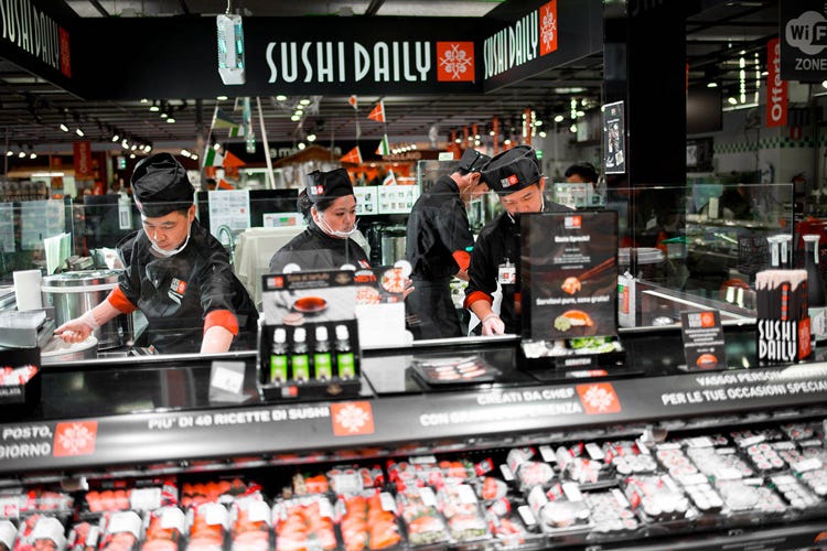 Un punto vendita in un supermercato (Sushi Daily apre Central Kitchen Ne sfornerà 3 milioni di pezzi)