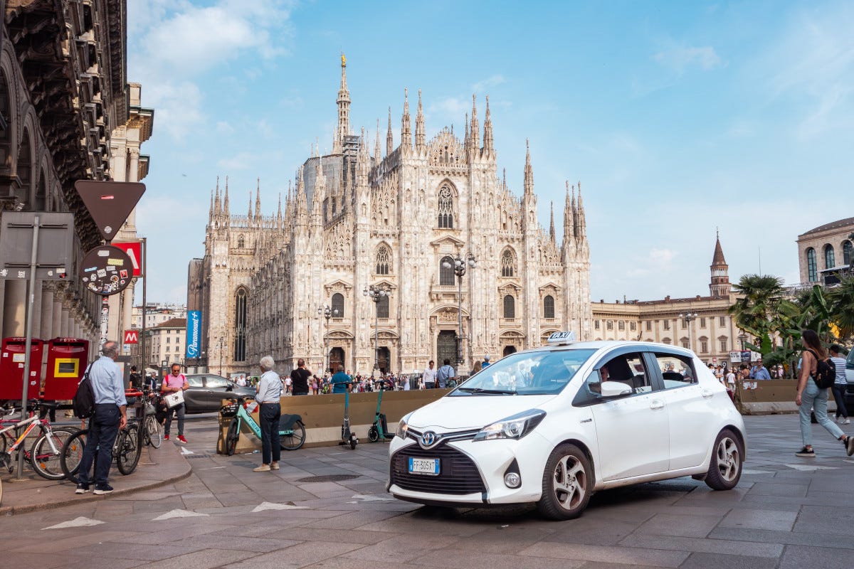 Pochi taxi nelle grandi città d'Italia: servono più licenze
