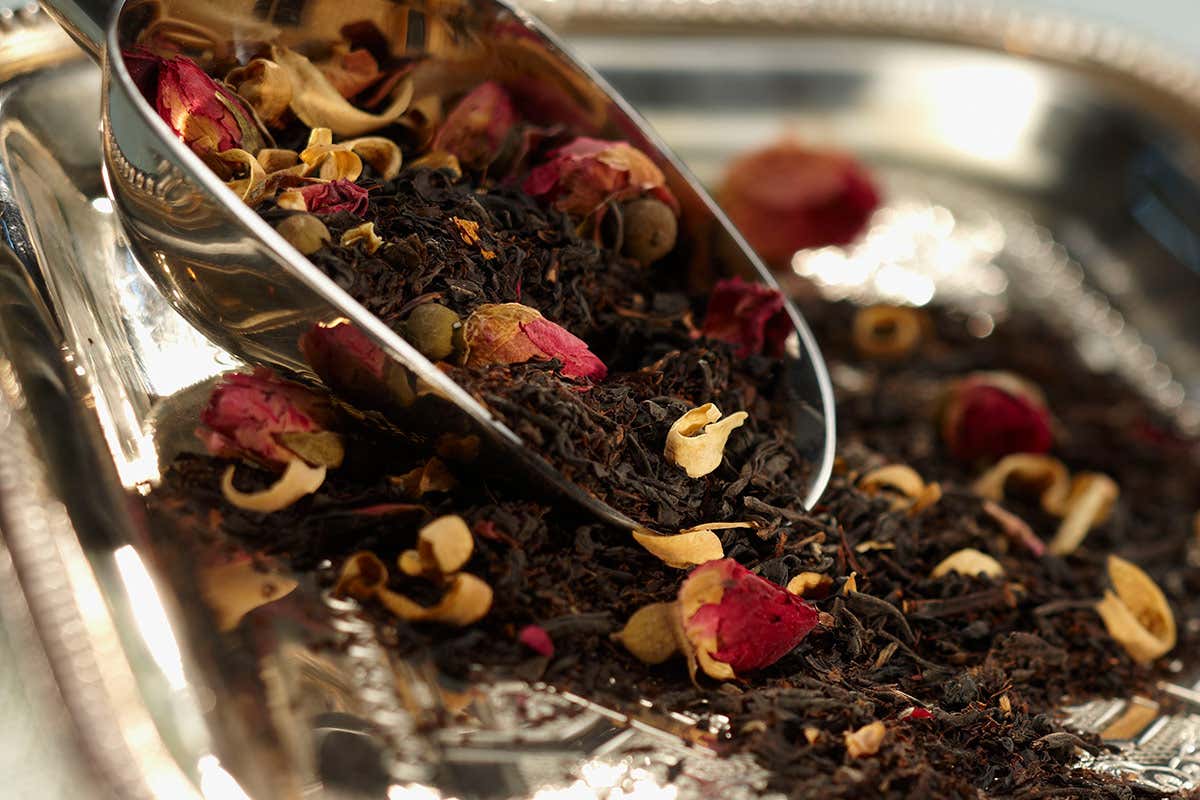 Il tè, dal nero ai miscelati, tante le varietà (almeno 5mila) per lavorazione e aromi