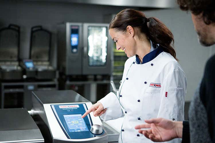 (Meno tempo e costi in cucina con il VarioCookingCenter di Rational) (Meno tempo e costi in cucina con il VarioCookingCenter di Rational)