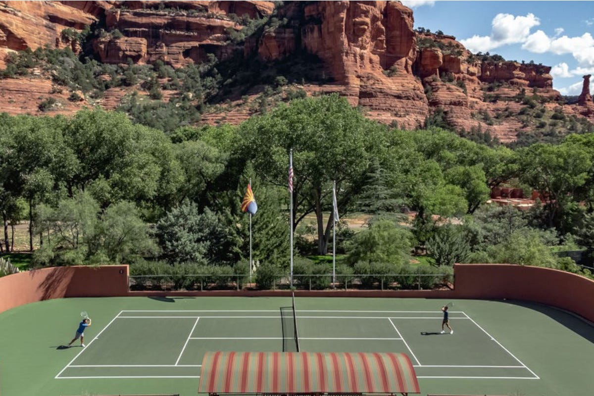 Sinner mania: scopri gli hotel con campi da tennis dove giocare da campione