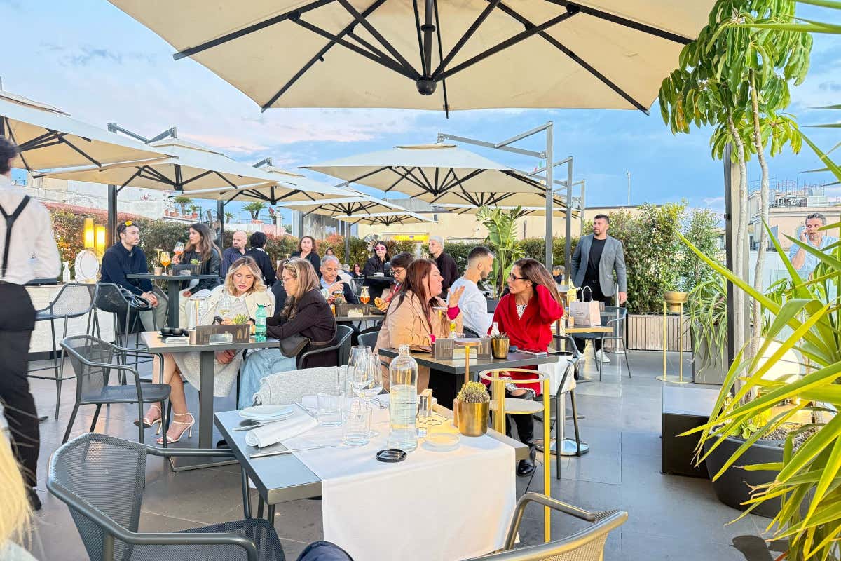 A Roma l'estate si vive in terrazza: da Maio un viaggio tra stelle e sapori A Roma l'estate si vive in terrazza: da Maio un viaggio tra stelle e sapori