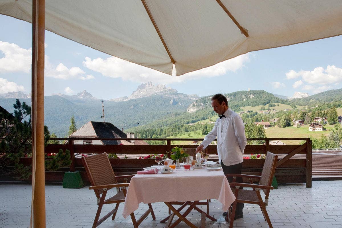 La terrazza dell'hotel De La Poste L’Hotel de la Poste si prepara ad accogliere i suoi ospiti per l’estate a Cortina