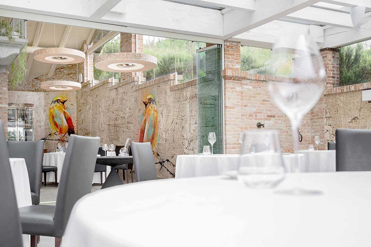 Un dettaglio della terrazza de La Madernassa Ristorante & Resort La Madernassa conferma le due stelle Michelin e rilancia, ma manca il cuoco titolare